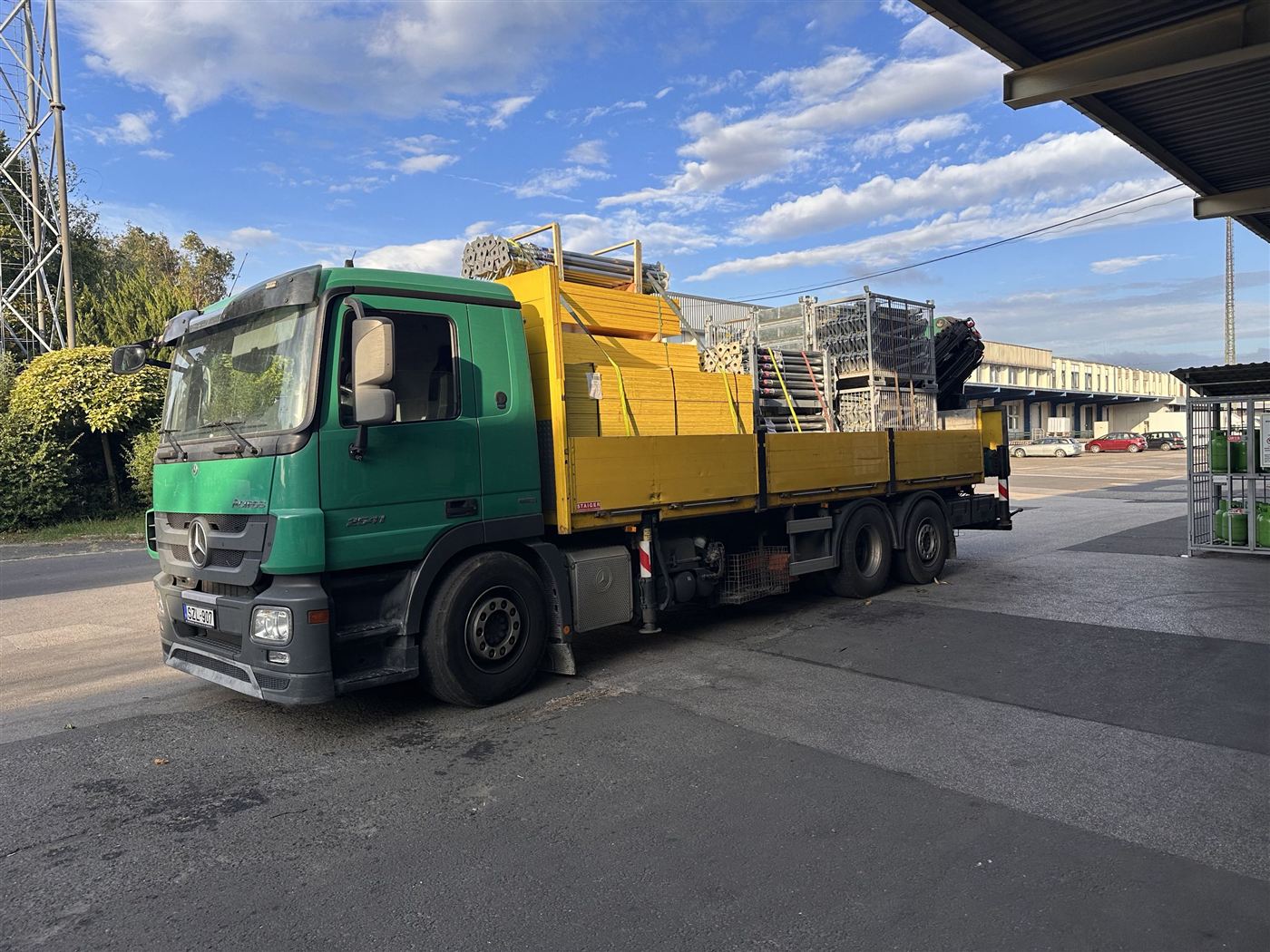 Zöld Mercedes-Benz Actros darus teherautó sárga platóval