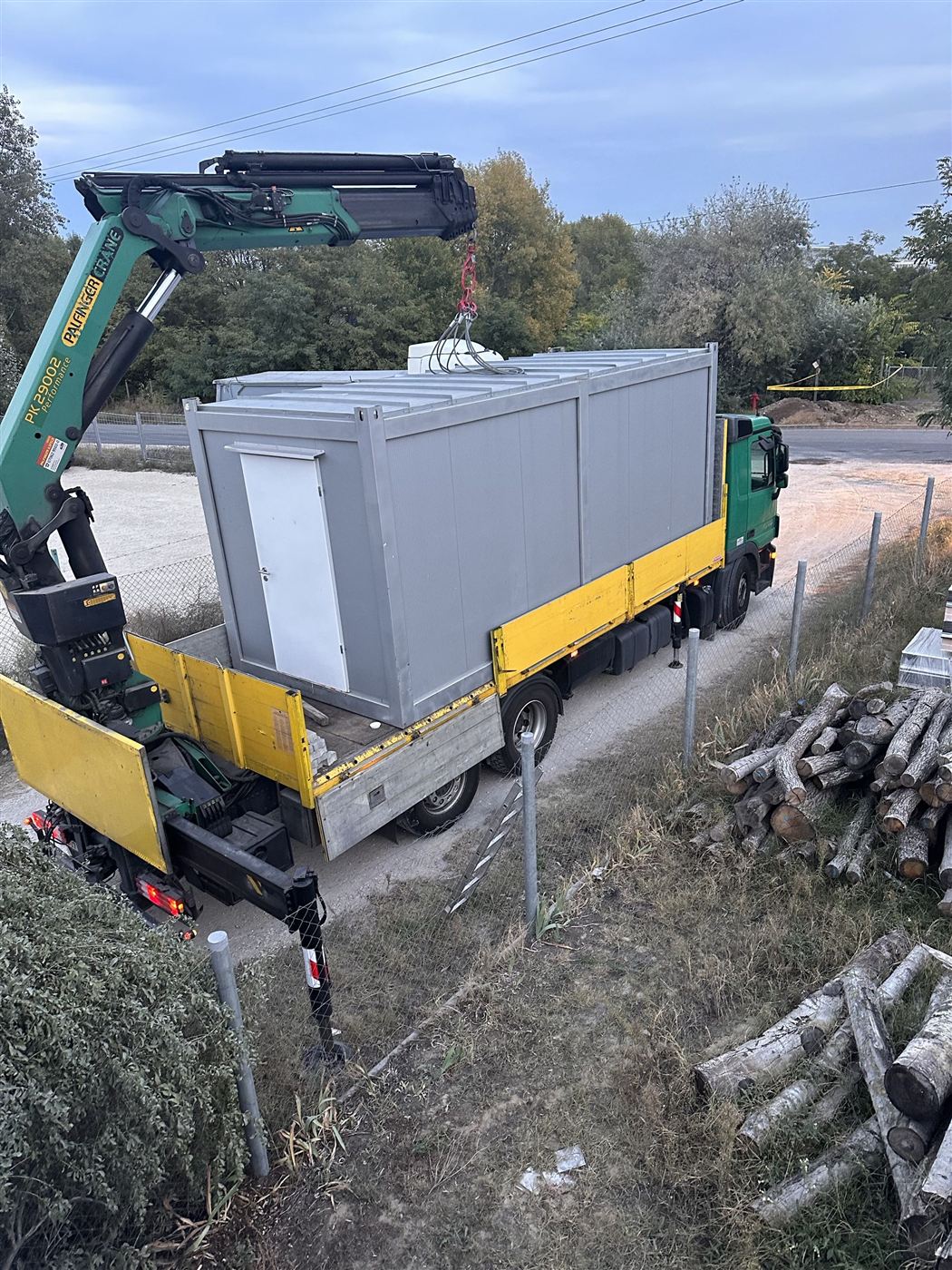 Irodakonténer emelése a Talabos Teherfuvar Palfinger darus teherautójával