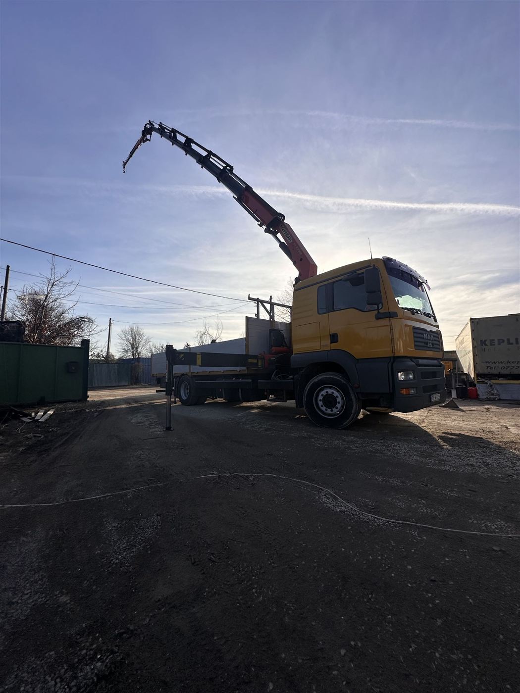 Sárga MAN TGA 18.460 darus teherautó